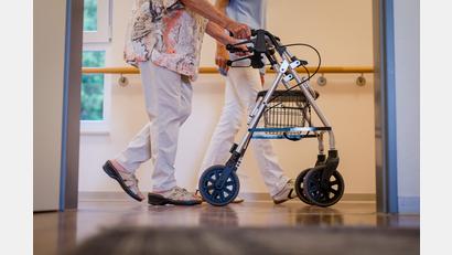 Symbolbild: Christoph Schmidt/dpa
Eine Pflegekraft geht in einem Pflegeheim mit einer älteren Dame über einen Korridor. Im Gesundheitswesen sind im Landkreis Schwandorf im Oktober besonders viele freie Stellen gemeldet worden.