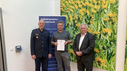 Bild: Polizeiinspektion Tirschenreuth/exb
Erster Polizeihauptkommissar Günther Burkhard (von links) begrüßte das neueste Mitglied der Sicherheitswacht Kai Dämmer. Auch Zweiter Bürgermeister Peter Gold gratulierte.