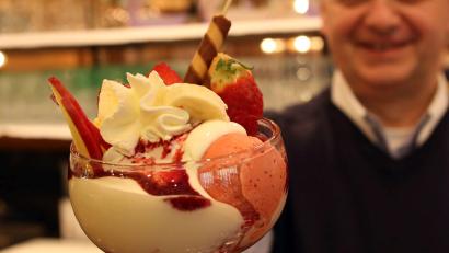 Bild: Gerhard Götz
Früchte und die klassischen Eissorten, bei so einem Angebot sagen die wenigsten nein. Für die Eismacher im Landkreis Schwandorf ist eine lange Saison zu Ende gegangen. Ihre Geschäfte bleiben nun in der Regel bis Mitte Februar zu.