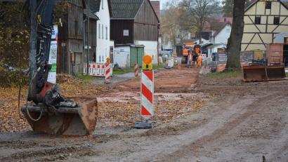 Bild: jr
Aktuell laufen umfangreiche Bauarbeiten in der Klostergasse in Kondrau. Dort werden alte Kanäle ausgewechselt, zugleich wird eine neue Wasserleitung mitverlegt. Ein Teil der Kosten floss auch in die Abwassergebührenkalkulation für die nächsten Jahre ein.