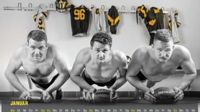 Bild: Amberg Mad Bulldogs/exb 
Die Mad Bulldogs Amberg zeigen, was sie drauf haben: Ihren Foto-Kalender gibt es in zwei Varianten, eine davon nennt sich "spicy".