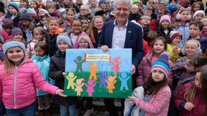 Bild: le
Über 120 Schulkinder gratulieren mit dem gesamten Lehrerkollegium auf dem Rathausplatz Bürgermeister Robert Lindner zum seinem 60. Geburtstag.