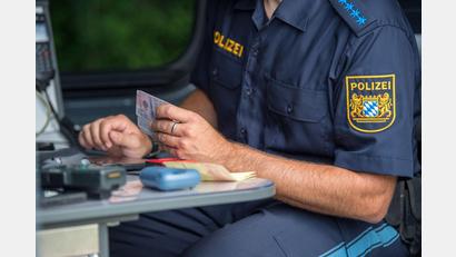 Symbolbild: Lino Mirgeler/dpa
Drei erfolgreiche Kontrollen weist die Waidhauser Grenzpolizei am Dienstag vor.