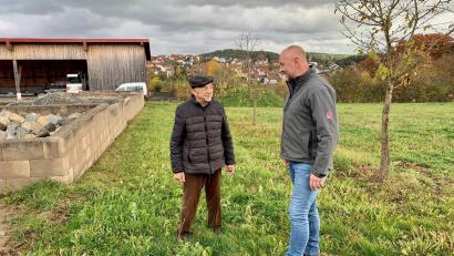 Bild: phs
Reinhard Steinhilber (rechts) begutachtet mit seinem Vater Georg das Gelände an der Störnsteiner Spange, wo die Gärtnerei der Familie auf 3500 Quadratmetern erweitert werden soll.