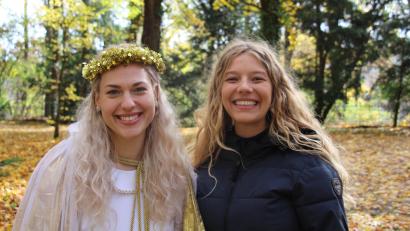 Bild: Julia Muck
Das diesjährige Fürstliche Christkind Maria Voith (links) neben ihrer „Trainerin“ Christina Schwalb, dem Christkind des vergangenen Jahres.