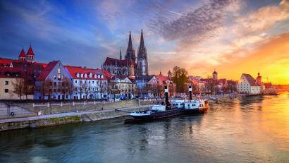 Bild: Rudy Balasko – Shutterstock.com
Die Unesco-Welterbe-Stadt Regensburg ist immer einen Ausflug wert. Am 10. Dezember stehen eine Stadtführung und ein Besuch des Weihnachtsmarktes auf Schloss Thurn und Taxis auf dem Programm.