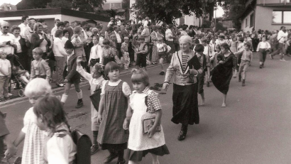 Bild: Archiv Gesellschaft &quot;Steinwaldia&quot;
Zum Blickfang beim Festzug anlässlich der 120-Jahr-Feier wurden die Schulkinder mit ihrer (beim Umzug dargestellten) Lehrerin, um an vergangene Zeiten zu erinnern.