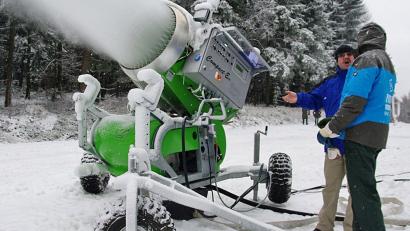 Bild: nm
Auf der Silberhütte pfeift nicht nur der "Böhmische", sondern häufig auch der Wind aus den Turbinen der Schneekanonen. Dazu müssen, wie auf unserer Archivaufnahme, allerdings auch die Temperaturen passen.