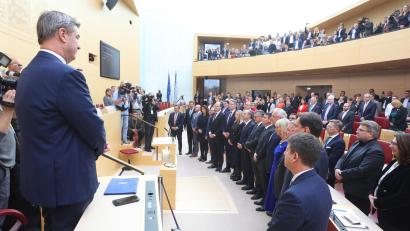 Bild: Karl-Josef Hildenbrand
Mitglieder des bayerischen Kabinetts stehen während der Vereidigung vor Markus Söder (l, CSU), bayerischer Ministerpräsident.