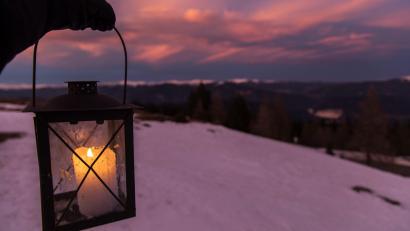 Symbolbild: Anita Arneitz/dpa
Unser Symbolbild zeigt eine Handlaterne. Eine kniehohe Laterne für die Beleuchtung eines Amberger Parkplatzes hingegen hat ein Vandale umgetreten, nachdem nun die Polizei sucht.
