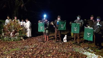 Bild: Jägerkameradschaft/exb
Die Hubertusandacht auf dem Gottvaterberg bei Auerbach ist ein kirchlicher Höhepunkt im Jagdjahr.