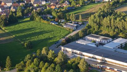 Bild: mür
Die 3600 Quadratmeter große Fläche gegenüber der Firma Horn Glass Industries zwischen der Bergstraße und der Straße „Am Lärchenfeld“ verpachtet die Gemeinde an das Landratsamt, um Container für die Flüchtlingsunterbringung aufstellen zu können.