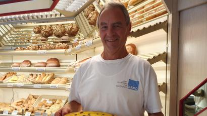 Bild: Lowak
Josef Arnold aus Neustadt/WN präsentiert einen Kirwakuchen - auch Kirwadotsch genannt.