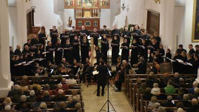 Bild: ubb
Bis weit nach hinten war die Stadtpfarrkirche Mariä Himmelfahrt gut gefüllt, als der Chor Cantabile Regensburg vor dem Altarraum unter Leitung von Dirigent Professor Matthias Beckert das Requiem des Komponisten Carl Rütti aus der Schweiz eindrucksvoll darbot.