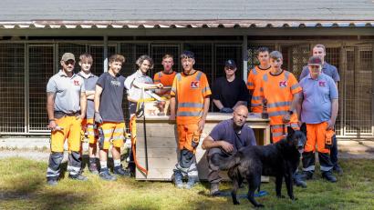 Bild: Andreas Binder/Kassecker/exb
Die Übergabe der fertigen Hundehütten im Tierheim Tirschenreuth durch einen Teil der Kassecker-Auszubis und Ausbilder Benjamin Riediger (links).