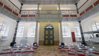 Archivbild: Petra Hartl
Die ehemalige Synagoge in Sulzbach-Rosenberg erstrahlt nach der Sanierung in altem Glanz. Am 9. November 2023 findet hier eine besondere Gedenkveranstaltung zum 85. Jahrestag der Reichspogromnacht statt - dabei, so wünscht es sich die Stadt, sollen keine Stühle frei bleiben.