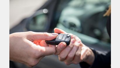 Symbolbild: Christin Klose/dpa
Eine Frage, die bei jedem privaten Auto-Verkauf eine Rolle spielt, hat jetzt das Amberger Amtsgericht beantwortet.