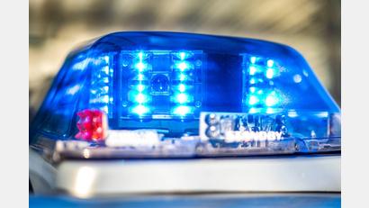 Symbolbild: David Inderlied/dpa
Nach einer Fahrerflucht ermittelt nun die Weidener Polizei.