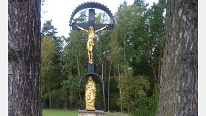 Bild: Annemarie Lehmeier
Dieses schmiedeeiserne Kreuz steht bei Wappersdorf an der Abzweigung nach Heinzhof und trägt die Aufschrift „Wenn es im Leben mal nicht weitergeht, dann falt die Hände zum Gebet, wend´ Deinen Blick zum Himmel auf, dann schaffst Du wieder Deinen Tageslauf."