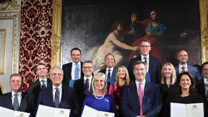 Bild: Karl-Josef Hildenbrand
Gruppenbild bayerisches Kabinett mit Ernennungsurkunden: 1. Reihe l-r: Georg Eisenreich (CSU), Justizminister von Bayern, Christian Bernreither (CSU), Verkehrsminister von Bayern, Joachim Herrmann (CSU), Innenminister, Ulrike Scharf (CSU), Sozialministerin, Markus Söder (CSU), Ministerpräsident von Bayern, Michaela Kaniber (CSU), Landwirtschaftsministerin, Hubert Aiwanger (Freie Wähler), Wirtschaftsminister, Albert Füracker (CSU), Finanzminister, Zweite Reihe l-r: Eric Beißwenger (CSU), Staatsminister für Europaangelegenheiten, Florian Herrmann (CSU), Minister für Medien, Judith Gerlach (CSU), Ministerin für Gesundheit, Anna Stolz (Freie Wähler), Ministerin für Unterricht und Kultus, Tobias Gotthardt (Freie Wähler), Staatssekretär für Wirtschaft, Dritte Reihe l-r: Martin Schöffel (CSU), Staatssekretär für Finanzen, Thorsten Glauber (Freie Wähler), Minister für Umwelt, Markus Blume (CSU), Minister für Wissenschaft und Kunst, Fabian Mehring (Freie Wähler), Minister für Digitales, und Sandro Kirchner (CSU), Staatsminister des Innern in Bayern.