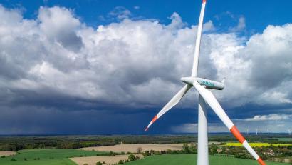 Symbolbild: Patrick Pleul / dpa
Wo können in Weiden Windräder gebaut werden, zumindest theoretisch? Potenzielle Flächen dafür werden in der vom Stadtplanungsamt und dem Klimaschutzmanagement der Stadt erarbeiteten Windpotenzialanalyse ausgewiesen.