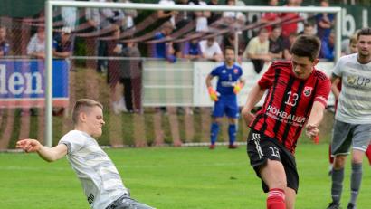 Archivbild: mhs
Kernige Zweikämpfe wie in dieser Szene zwischen dem Weidener Niklas Lang (links) und Fabian Magerl vom SC Luhe-Wildenau wird es auch im Rückspiel am Freitagabend wieder zu sehen geben.