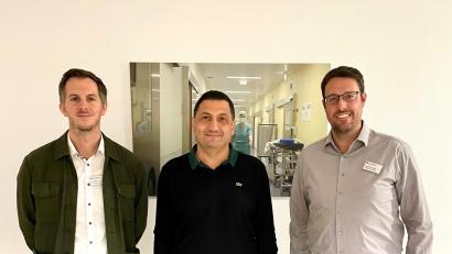 Bild: Felix Haas/exb
Dr. Alaa Qutum (Mitte) ist der neue Sektionsleiter der Wirbelsäulenchirurgie in der Asklepios Klinik Lindenlohe.