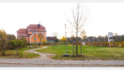 Bild: njn
Gleich hinter dem neu sanierten Feuerwehrhaus, das früher einmal die Schule war, soll in der Parkanlage nach den Wünschen der Grötschenreuther ein Spielplatz entstehen.