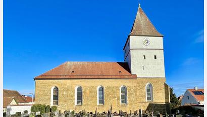 Bild: Krones
Das Baudenkmal Pfarrkirche St. Johannes der Täufer Großschönbrunn ist an mehreren Stellen, innen und außen, beschädigt und reparaturbedürftig.