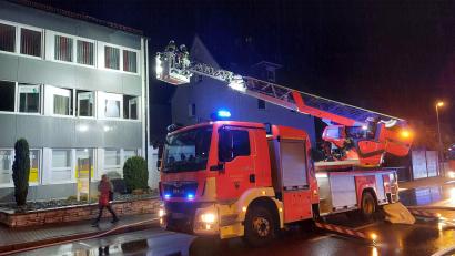 Bild: Kunz
Am Donnerstagabend rückte die Feuerwehr in die Christian-Seltmann-Straße aus. Auch die Drehleiter war im Einsatz.