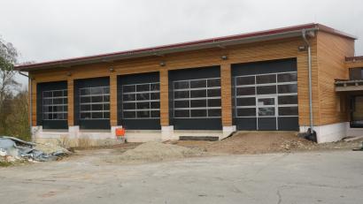 Bild: bey
Das Feuerwehrhaus Eslarn nähert sich zusehends seinem späteren Aussehen. Für die Finanzierung der Baumaßnahme hat der Marktrat eine Kreditaufnahme aus dem Programm Investkredit Kommunal Bayern der Bayerischen Landesbodenkreditanstalt beschlossen.