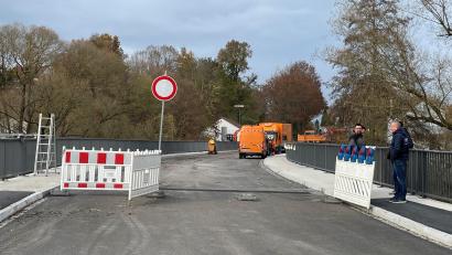 Bild: phs
Die Abnahme der Brücke über die Waldnaab Richtung Mühlberg erfolgte am Donnerstagnachmittag ohne nennenswerte Beanstandungen.