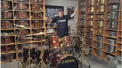 Bild: Uwe Okunick/exb
20 Schlagzeugsets, rund 200 Snare Drums: Uwe Okunick in seinem Trommelmuseum.