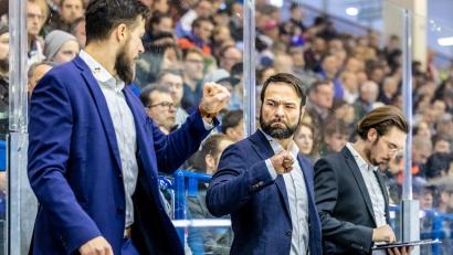 Archivbild: Tobias Neubert
Der gesperrte Trainer Sebastian Buchwieser (Mitte) wird beim Gastspiel der Blue Devils Weiden am Freitag von seinem Co-Trainer Martin Mazanec (links) vertreten.