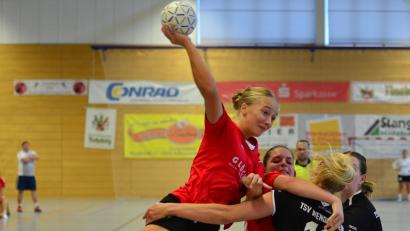 Archivbild: mhs
Tamara Mrveckova (links) und die Handballerinnen der HSG Nabburg/Schwarzenfeld gastieren am Samstag beim TV Erlangen-Bruck.