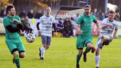 Archivbild: war
Szene aus der vergangenen Saison: Der Etzenrichter Torjäger Martin Pasieka (rechts) zieht ab, während Benedikt Sichert vom FC Weiden-Ost nur die Zuschauerrolle bleibt. Die Spielführer beider Mannschaften sehen dem Spitzenspiel am 19. Spieltag der Bezirksliga Nord optimistisch entgegen. Das Vorrundenspiel hatte der SVE mit 2:1 für sich entschieden.