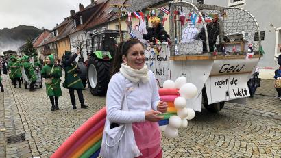 Archivbild: wro
Mit dem Faschingszug am 11. Februar 2024 feiert der Waldecker Carnevalverein ein Jubiläum. Dann schlängelt sich der Gaudiwurm zum 50. Mal durch den Markt. Dann wäre es natürlich schön, wenn es weniger beziehungsweise nicht regnen würde, wie bei der 49. Auflage, bei der dieses Foto entstanden ist.