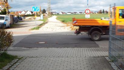 Bild: e
Eine viel frequentierte Verbindung ist der Weg aus dem Wohnviertel Marienbader Straße in Richtung Willy-Brandt-Straße, an der sich neu das Regenüberlaufbecken (Hintergrund) befindet. Im Zuge des Baus wurde der Fußgängerweg entfernt und asphaltiert – jetzt kommt er wieder hin, so will es der Gemeinderat.