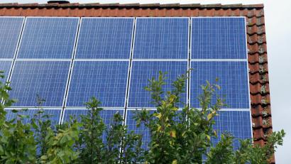 Symbolbild: Caroline Seidel/dpa
Eine Photovoltaik-Anlage auf einem Hausdach. Bei regenerativen Energien und somit auch Solarenergie sieht der neue Klimaschutzkoordinator Martin Kopp den Landkreis in einer Vorbildfunktion. Deshalb soll geprüft werden, auf welchen kreiseigenen Liegenschaften noch Photovoltaik möglich ist.