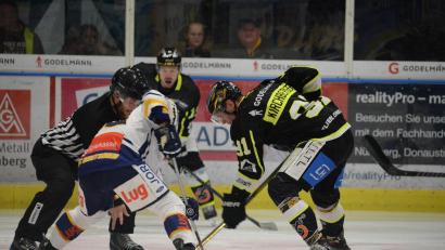 Archivbild: Andreas Brückmann
Auf Michael Kirchberger (rechts, Szene aus dem Heimspiel gegen Geretsried) und den ERSC Amberg kommt am Freitagabend beim Tabellenzweiten EHC Königsbrunn Schwerstarbeit zu.