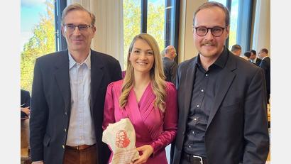 Bild: Stimmkreisbüro Flierl/exb
Landtagsabgeordneter Alexander Flierl (links) und der Oberviechtacher Kreis- und Stadtrat Tobias Ehrenfried (rechts) gratulieren der neuen Staatsministerin für Gesundheit, Pflege und Prävention, Judith Gerlach.