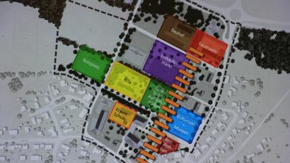 Grafik: Architekturbüro RSP/exb
Den Entwurf für die Neugestaltung des Ortseingangs Nord von Plößberg stellten die Planer vor. Die genaue Planung folgt erst später. Die gestrichelte orange Linie soll als Art Fußgängerzone die einzelnen Standorte verbinden.