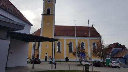 Bild: gi
Wegen der Innenrenovierung ist die Pfarrkirche Moosbach derzeit geschlossen.