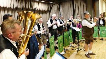 Bild: mab
Die 15 Musikanten der Musikkapelle begeistern zusammen mit Dirigenten Stefan Karl (vorne Mitte) ihr Publikum mit ausgewählten Stücken.