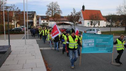 Bild: sne
Die Streikenden ziehen von der Lagerwache 3 zum Jugendheim.