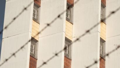 Bild: Bernd Weißbrod/dpa/Symbolbild
Ein Stacheldrahtzaun umzäunt das Gelände einer Justizvollzugsanstalt.