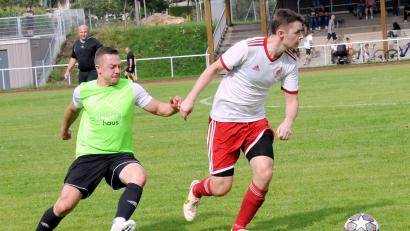 Archivbild: hho
Der TSV Bärnau empfängt am Sonntag die SpVgg Wiesau. Das Hinspiel (Szene mit dem Bärnauer Jonas Zintl, links, und Fabian Nickl) gewannen die Wiesauer mit 4:0.