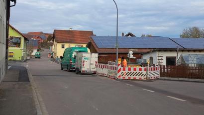 Bild: mnt
Bürgermeister Walter Schauer gab bei der Gemeinderatssitzung bekannt, dass Teile der Neunburger-Straße in Kulz für Ausbesserungsarbeiten beim Glasfaserausbau nochmal geöffnet werden müssen.