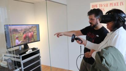 Bild: Egerland-Museum/exb
Landschaftskrippe im digitalen Zeitalter: Besucher konnten sich mit einer VR-Brille auf dem Kopf auf virtuelle Tour durch eine Marktredwitzer Landschaftskrippe begeben.