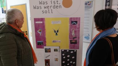 Bild: Kunz
Frauen und Mädchen, die Gewalt erfahren haben, stellen Werke, die sie gemeinsam mit einer Kunsttherapeutin erarbeitet haben, in der Volkshochschule in Weiden aus. Der Anlass dazu ist der internationale "Orange Day" gegen Gewalt an Frauen und Mädchen.